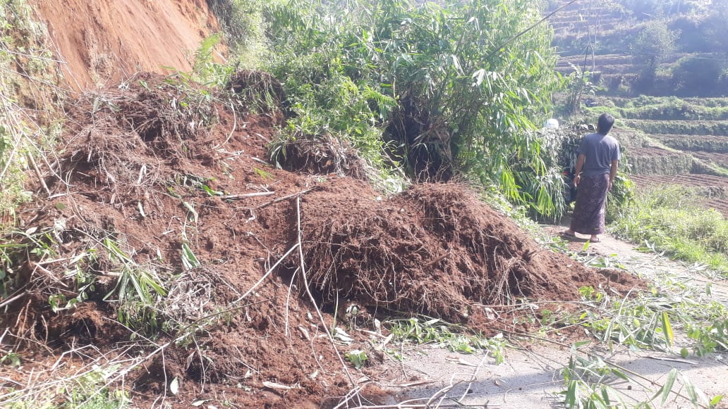 akses-jalan-arah-igirmranak-tertutup-longsor