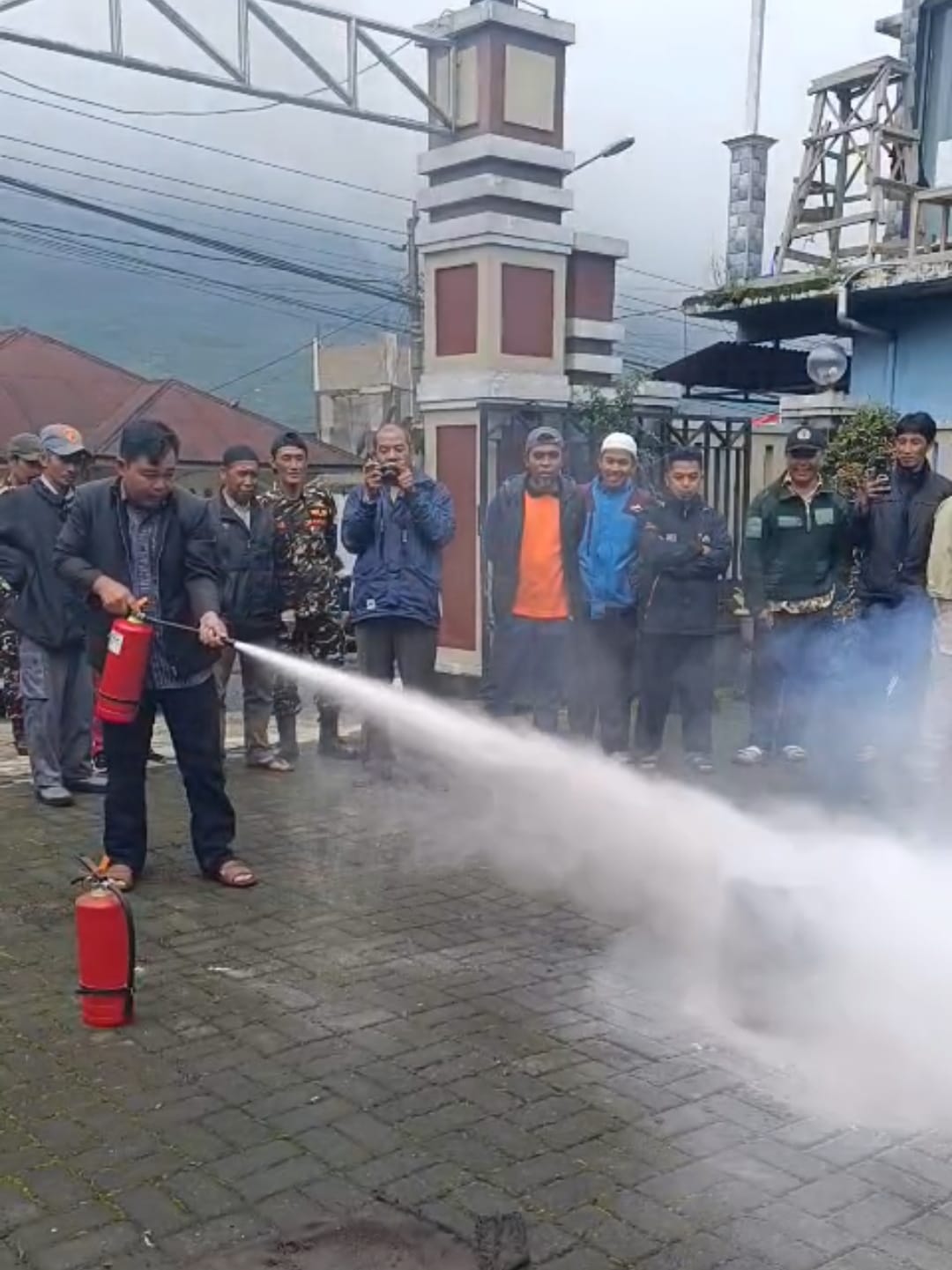 siaga-api-selamatkan-lingkungan-kelurahan-kejajar-gelar-pelatihan-penggunaan-apar