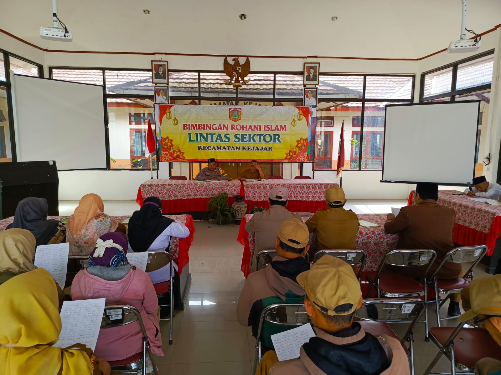 binrois-bimbingan-rohani-islam-kembali-digelar-di-aula-kecamatan-kejajar-camat-tekankan-tugas-asn-sebagai-pelayan-masyarakat