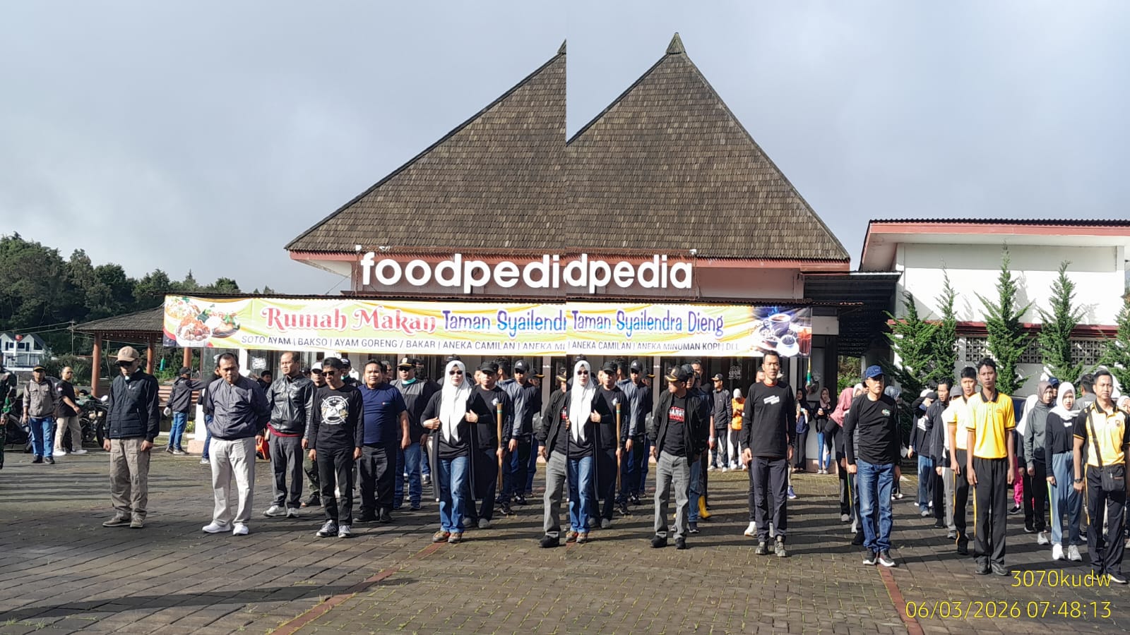 camat-kejajar-bersama-karyawan-dan-karyawati-kecamatan-kejajar-ikuti-aksi-bersih-sampah-serentak-di-kawasan-wisata-dieng