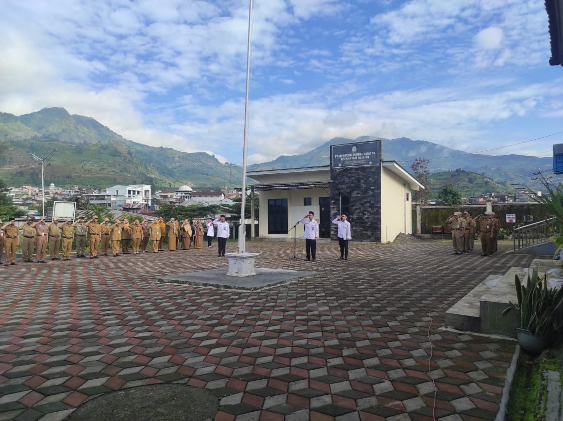 apel-pagi-kecamatan-kejajar-pembina-apel-dari-kua-sampaikan-pentingnya-tanggung-jawab-dalam-bekerja