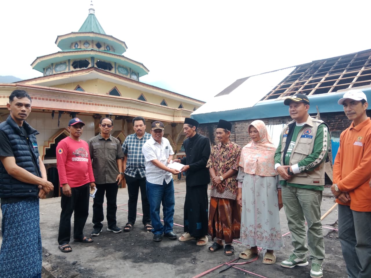 penyerahan-bantuan-kepada-korban-musibah-kebakaran-di-desa-sigedang