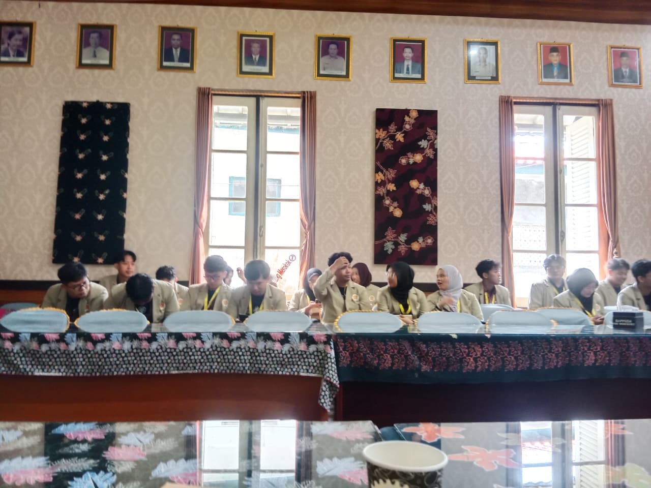 kasi-kesos-kecamatan-kejajar-hadiri-penerimaan-mahasiswa-kkn-ugm-di-bappeda